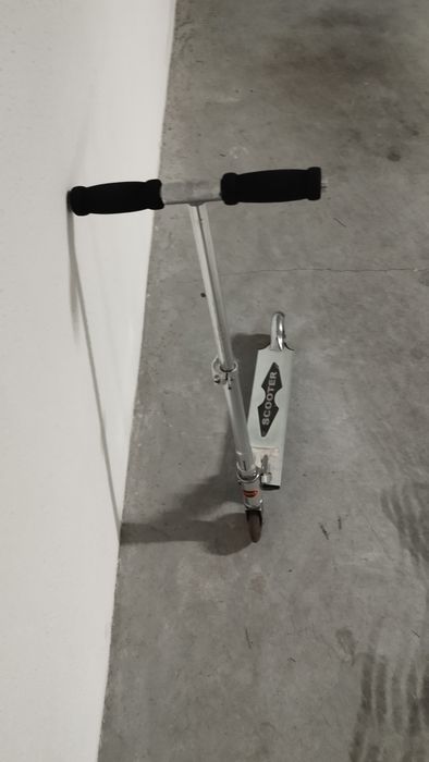 Conjunto de 1 triciclo, 1 bicicleta infantil e 1 trotinete infantil