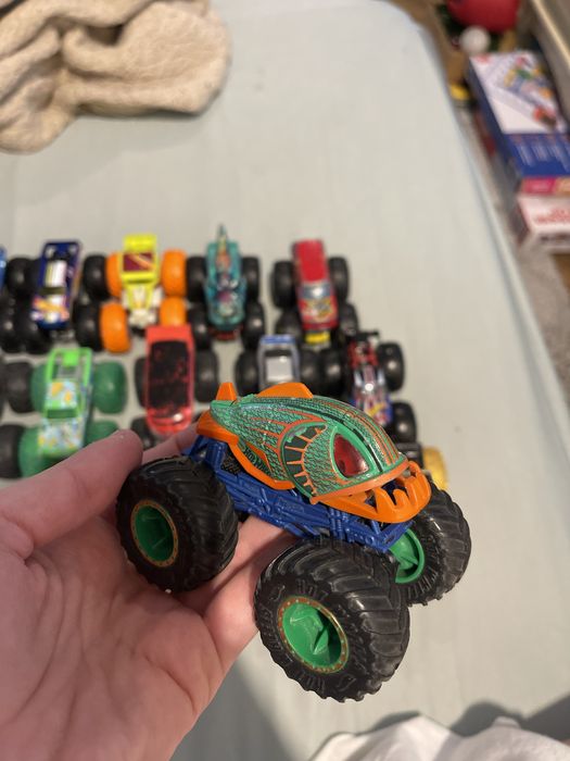 Машинки hot wheels  монстер трак(15 штук)