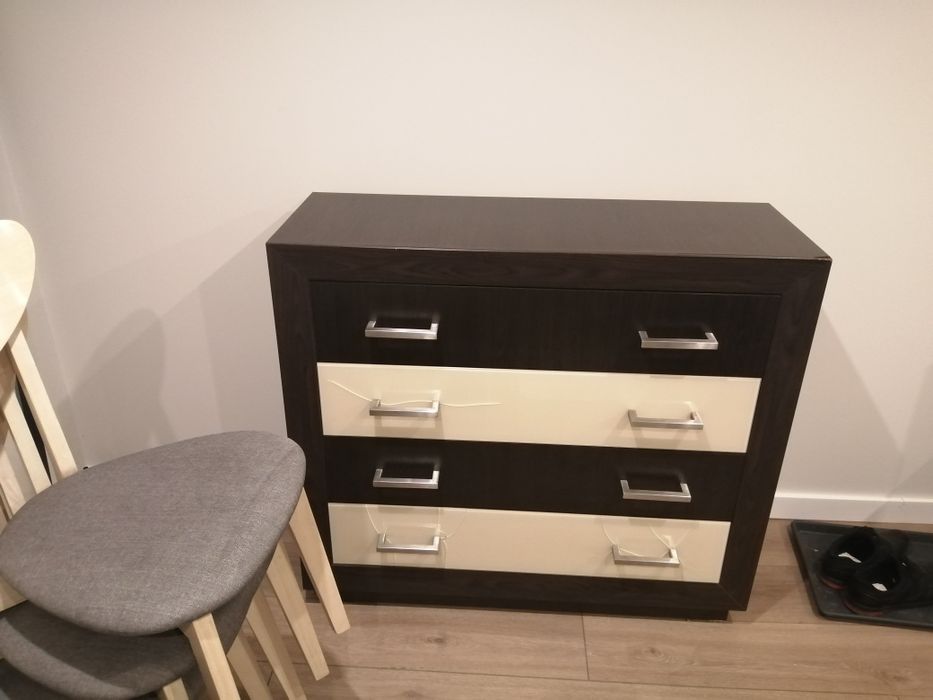 Elegancka komoda.