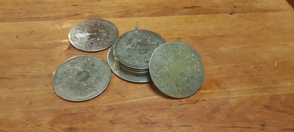 Srebrne podstawki pod szklanki plus platerowana łyżka