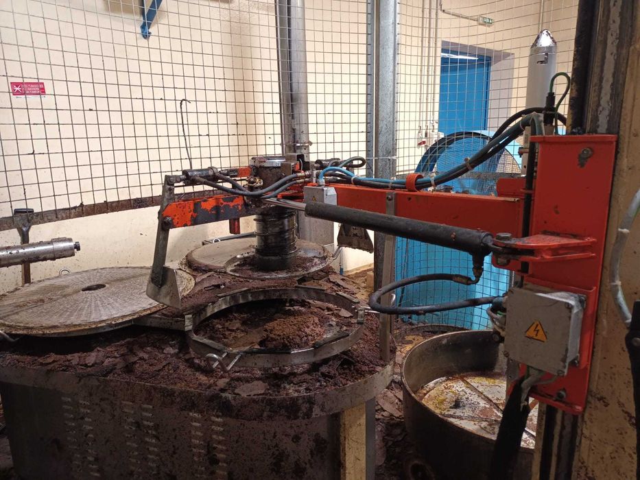 Robot para lagar de azeite de prensas