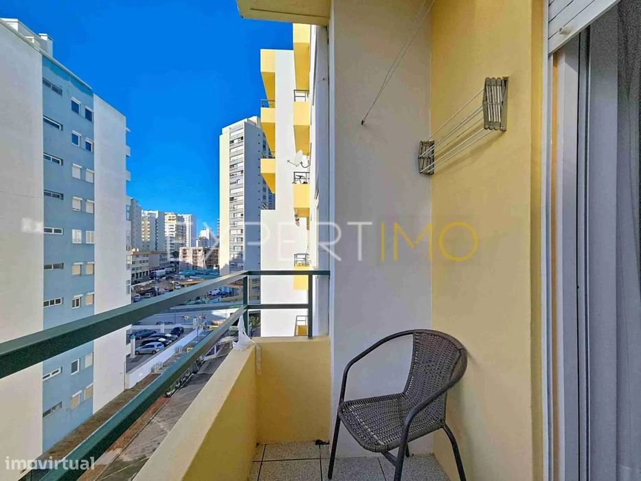 Apartamento T1 a 300m da Praia da Rocha com garagem e piscina