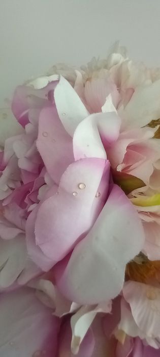 Bolas de flores artificiais com gotas