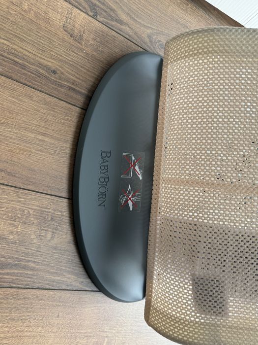 Nowy leżaczek babybjorn z zabawką - bliss mesh, pearly pink