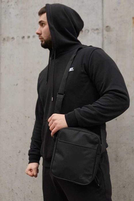 Барсетка Nike з чорним логотипом
