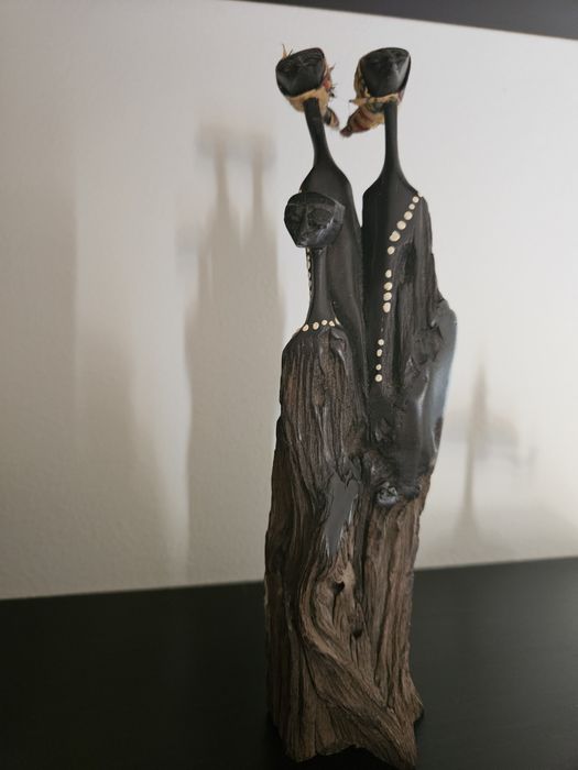 Estátua pequena em madeira preta