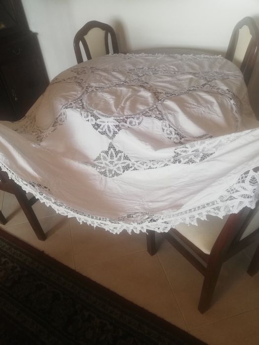 Toalha de mesa retangular, toda feira à mão.