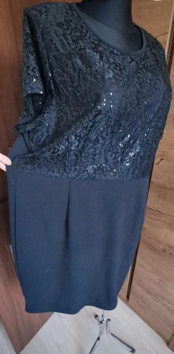 Elegancka mala czarna z koronka z przodu i blyskiem