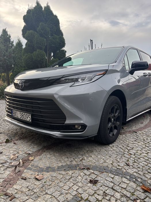 Toyota Sienna Van deLuxe
