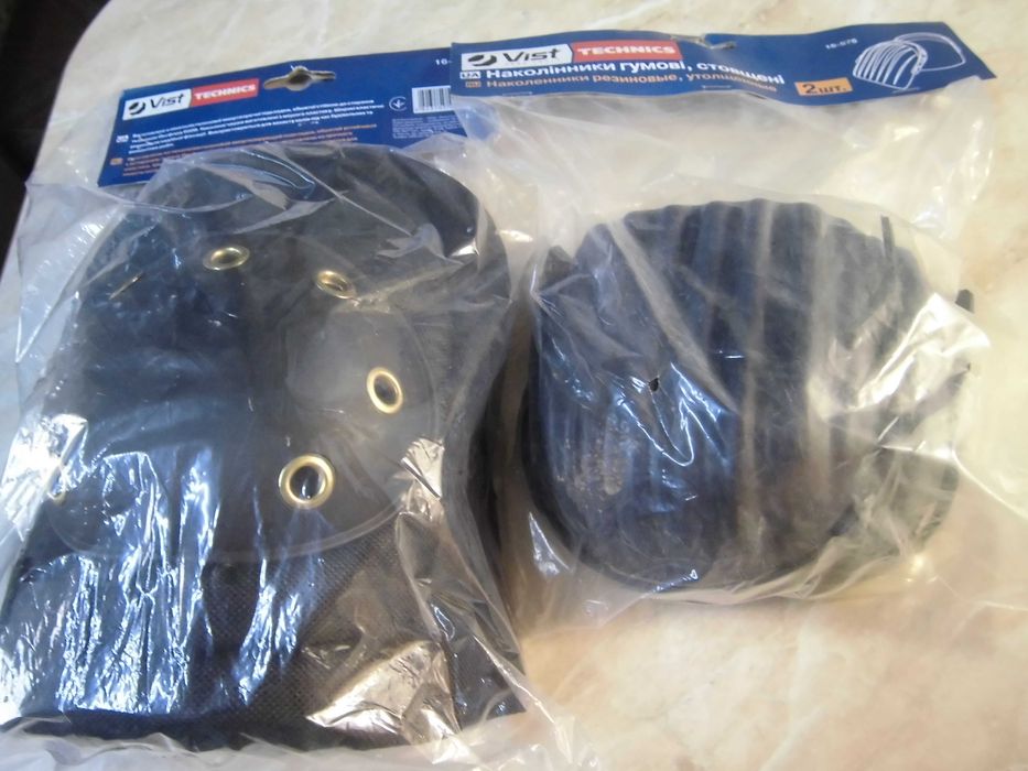 Наколінники, наколенники.