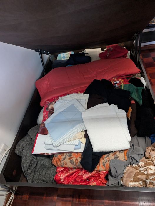 Cama solteiro / corpo e meio