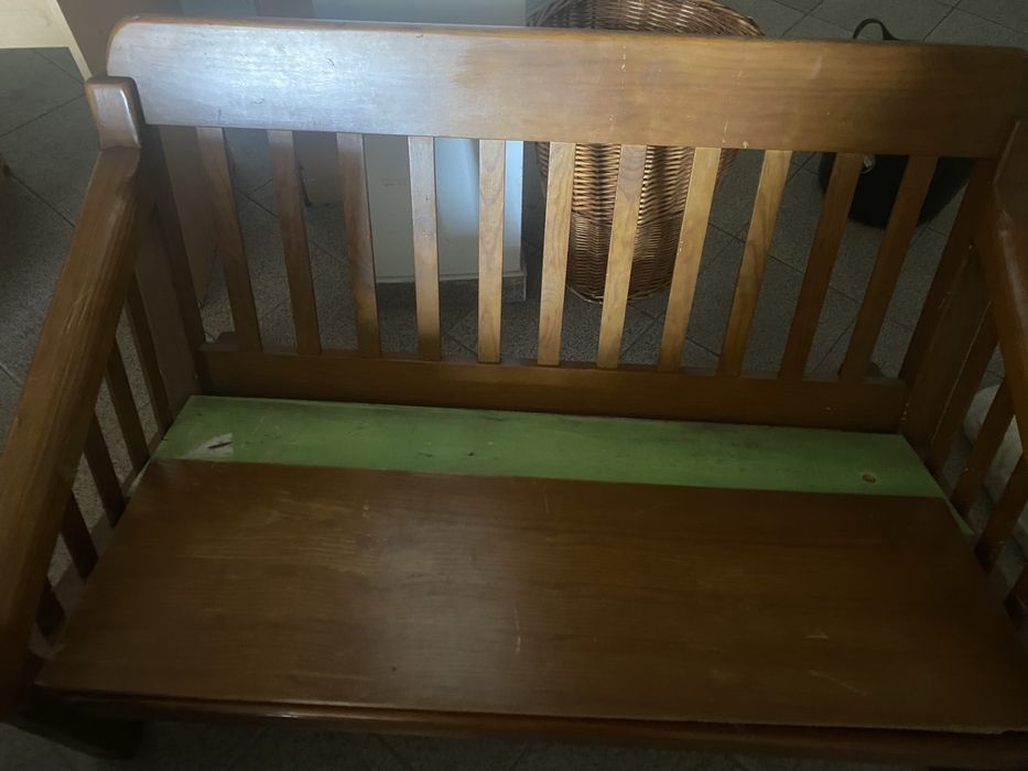 Sofá em castanho maciço