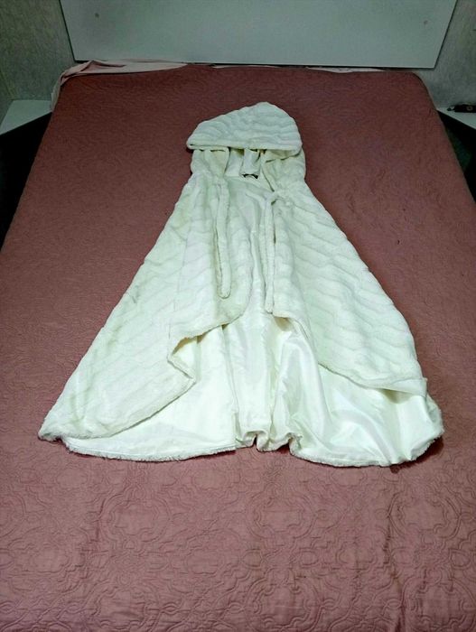Capa com capuz pelo branco