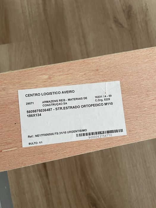 Estrado de cama 186x134 com 8 pés – como novo