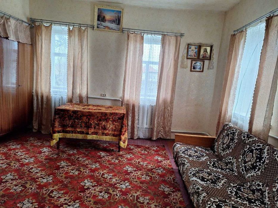 Будинок, літня кухня, гараж, центр, земельна ділянка.