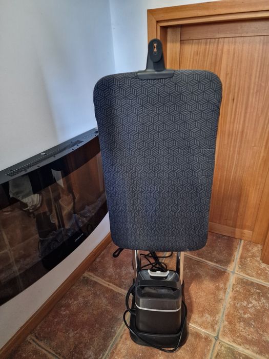 Ferro de engomar vertical. ROWENTA