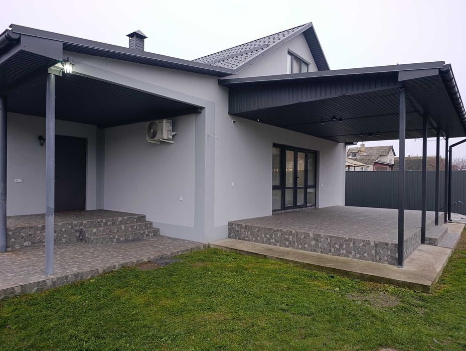 Сучасний будинок біля лісу та річки с.Благодатне