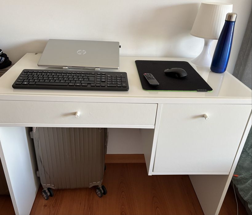 Secretaria com tampo de vidro IKEA