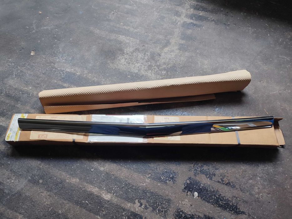 Cadillac Escalade 2002-06 nowa listwa chromowana maski