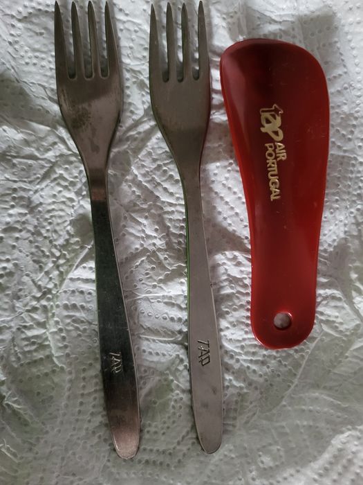 Dupla de garfos de sobremesa e calçadeira de sapatos TAP vintag