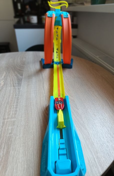 Tor z podwójną pętlą Hot Wheels Track Builder + gratis auto