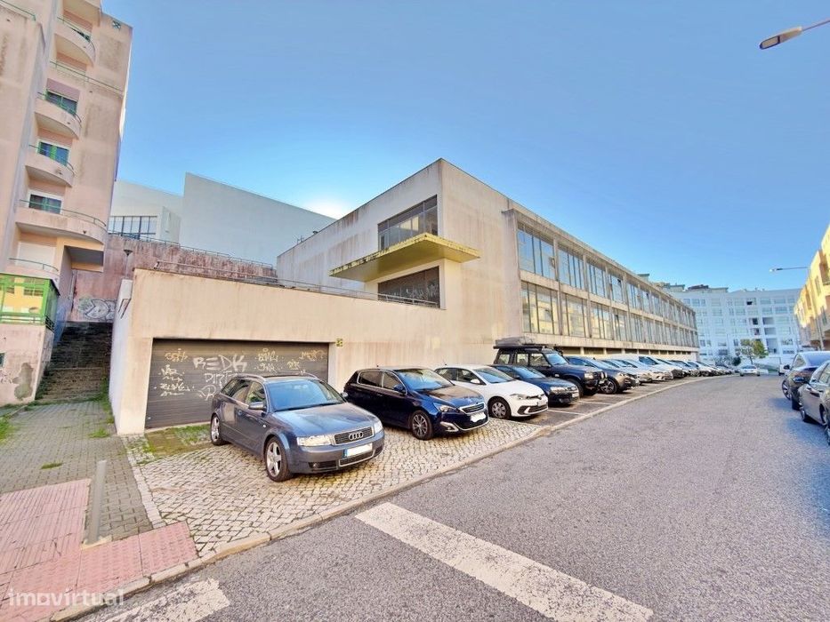 Edifício de Escritórios com logradouro e Parqueamento, Rinchoa