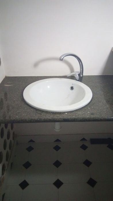 Bancada de bar  em granito (lavatório e torneira)