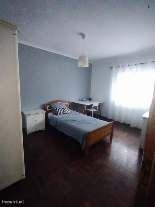 Quarto - localizado em Baixa de Santa Clara Coimbra