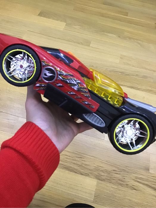 Машина їздить хотвілс велика hotwheels