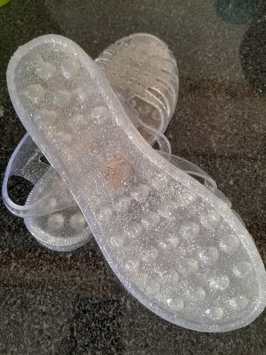 Sandálias transparentes brilhantes prata