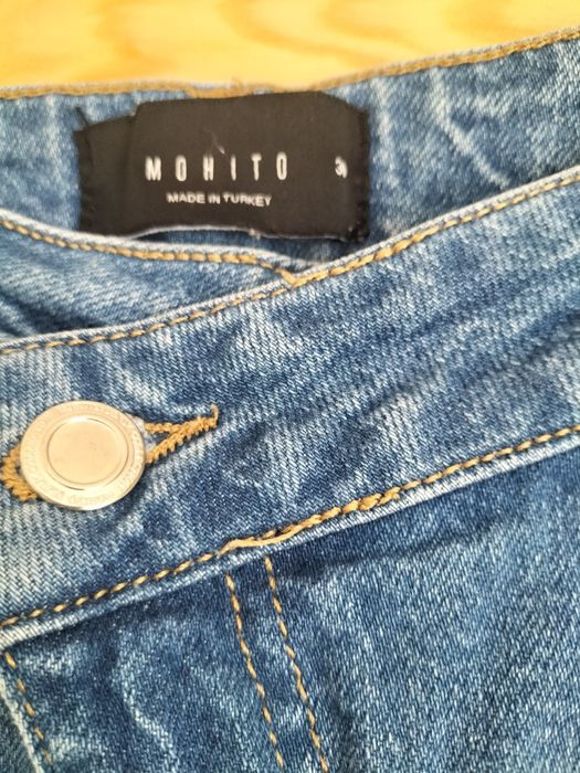 Jeansy z przetarciem marki Mohito rozmiar 38 stan bardzo dobry.