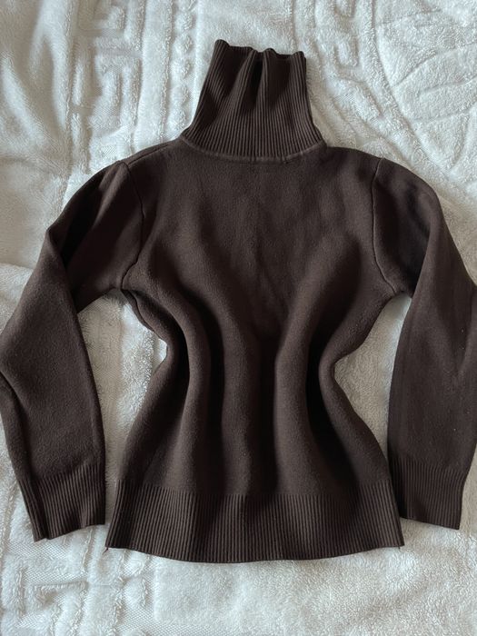 Коричневий светр