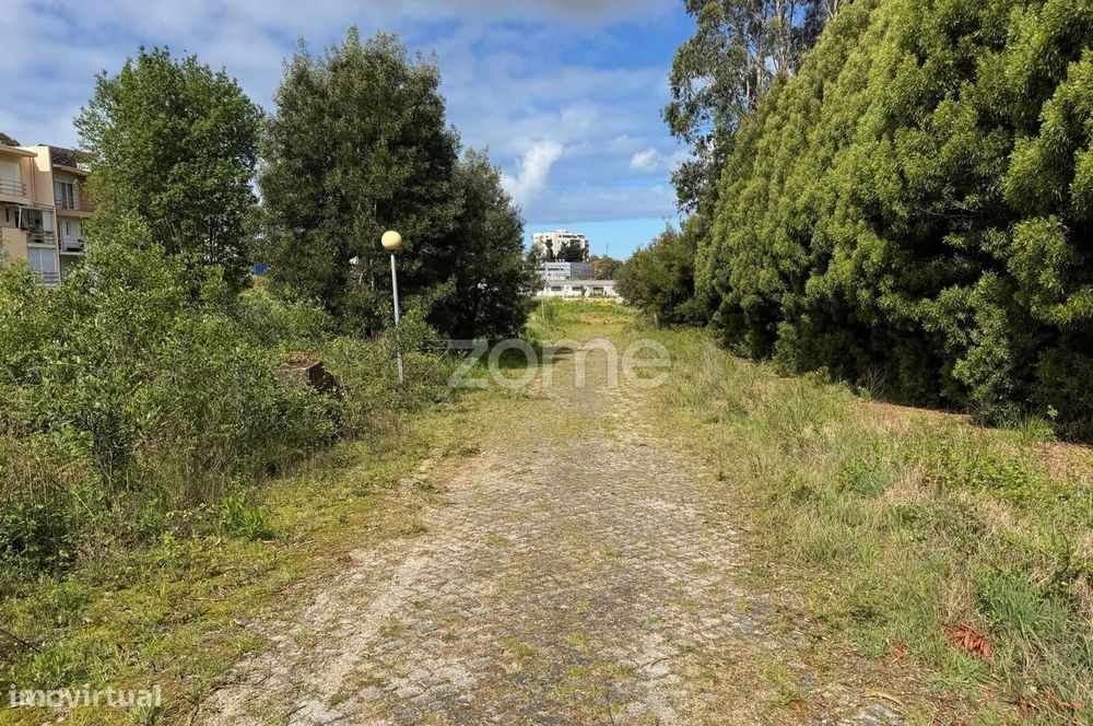 Lote de terreno, para construção de moradia, em Santa Maria de Lamas