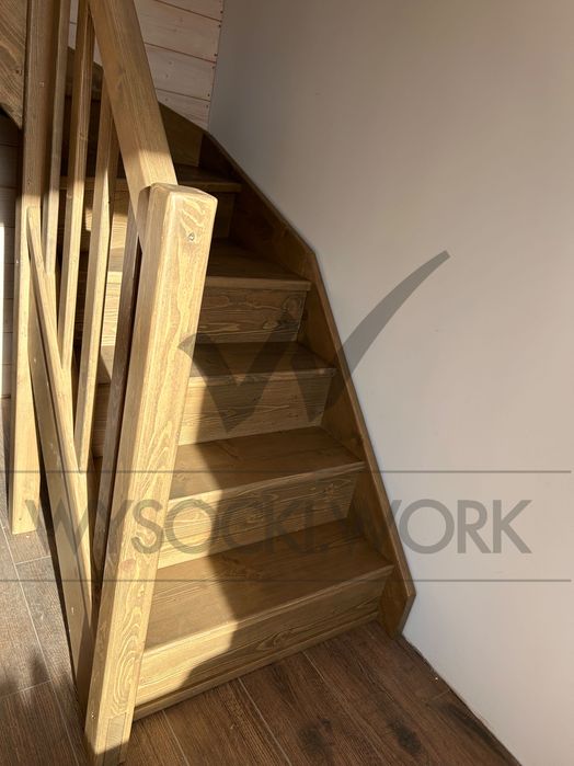 Schody drewniane samonośne świerkowe