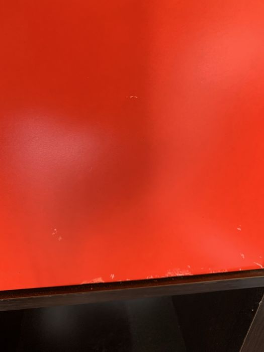 Estante de sala com prateleiras e 3 pequenos armarios.