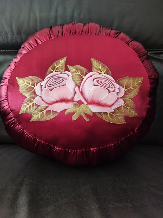 Linda almofada artesanal bordeaux com rosas pintadas à mão. NOVA