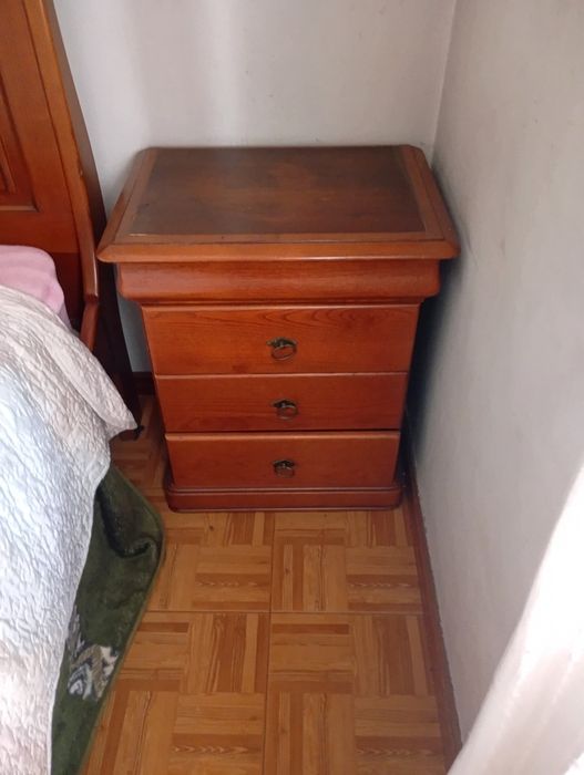 Vendo esta mesinha muita bonita bom