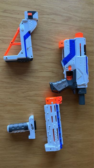 karabin zabawkowy nerf elite z magazynkiem + 12 strzałek