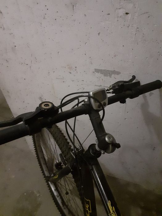 Duas bicicletas pouco usadas