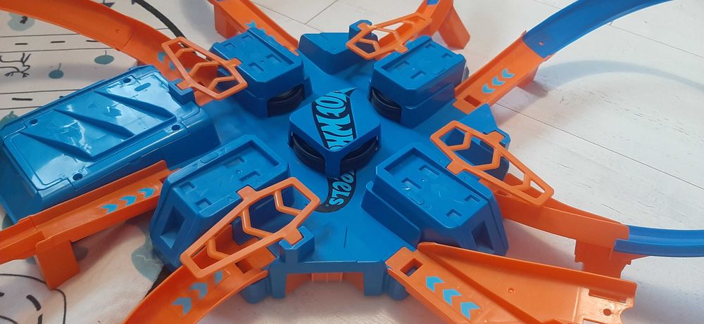 Tor samochodowy Criss Cross Crash Hot Wheels
