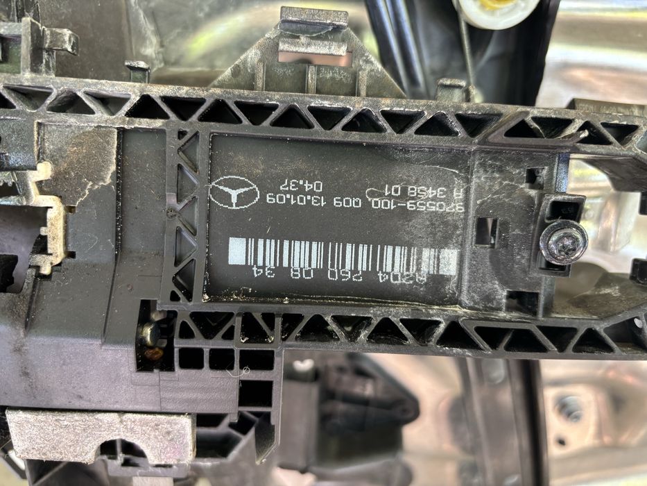 Переднє праве скло на Mercedes w204