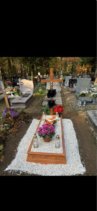 Obudowy grobu, krzyże drewniane, tabliczki, nagrobki
