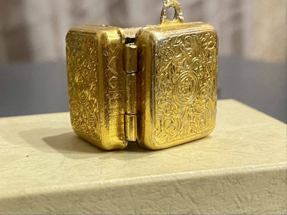 Підвіска вінтажна позолочена з книгою коран. Рарітет.