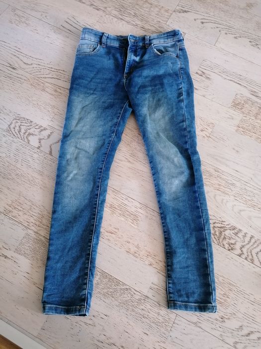 Spodnie dziecięce (jeansy) w rozmiarze 146/152