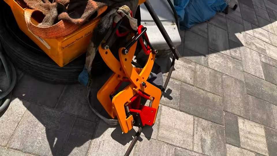 Chwytak do bloczków fundamentowych łapie bryły od 6 do 24 cm - posiada mocną stalową ramę i dźwiga do 325 kilogramów
