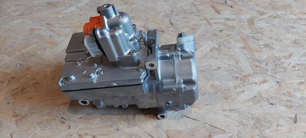 Компресор кондиціонера 926005749R Renault Zoe