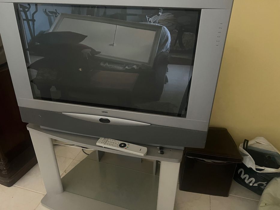 Venda de uma televisão com móvel