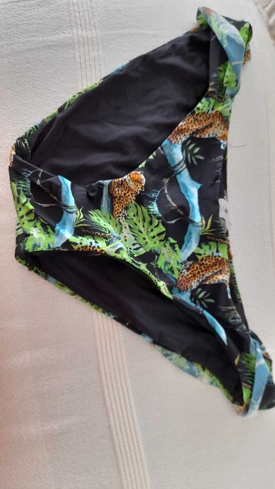 Cueca de biquíni com folho