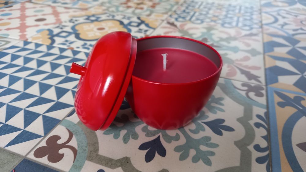 Vela perfumada vermelha Ikea