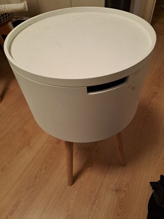 Mesa de cabeceira com arrumação